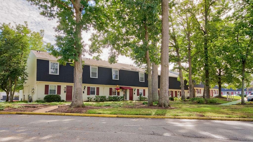 Stratford Hills Apartment and Townhomes Apartments in Richmond, VA