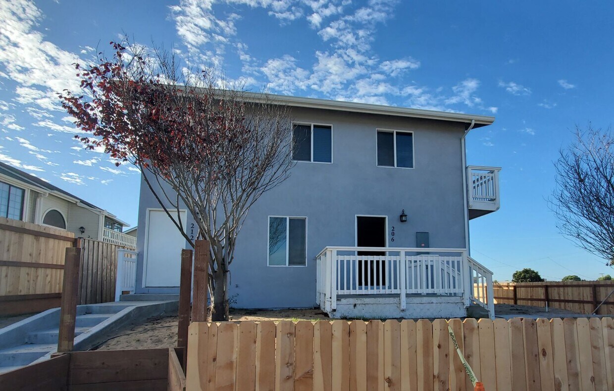 Primary Photo - **Price Reduction** Newly Remodeled 2bd/2b...