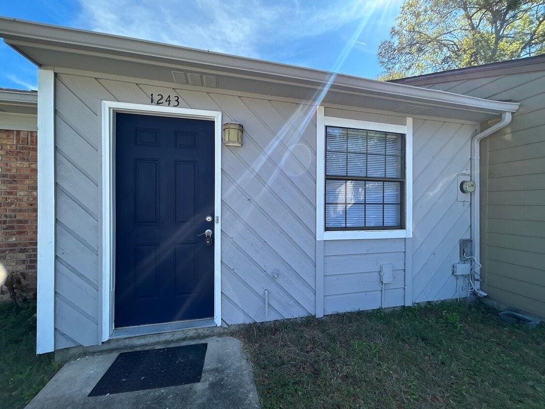 Spacious 1 Bedroom 1 Bathroom! Located Off Ocala Road. - Spacious 1 Bedroom 1 Bathroom! Located Off Ocala Road.