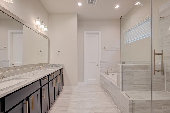 Building Photo - 5838 E Post Oak Ln