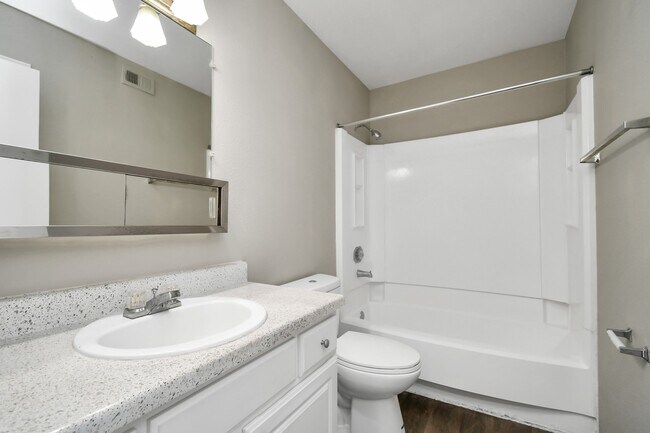 Foto del edificio - 7700 W Airport Blvd