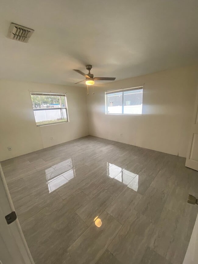 Building Photo - 3 bed, 1 Bath St. Petersburg FL