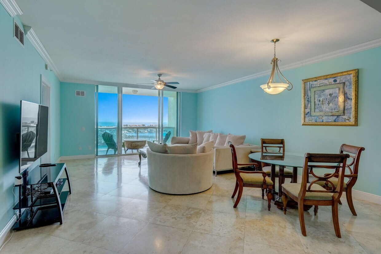 Foto principal - 2640 Lake Shore Dr