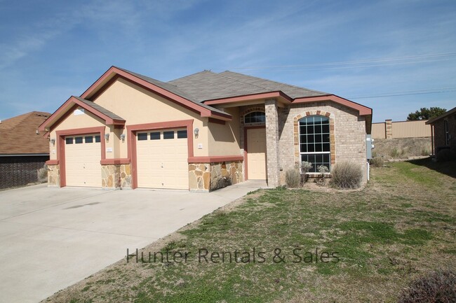 Building Photo - Spacious three-bedroom