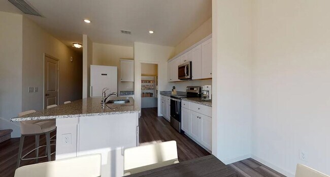 Foto del edificio - INCREDIBLE BRAND NEW HOME THAT BACKS THE P...