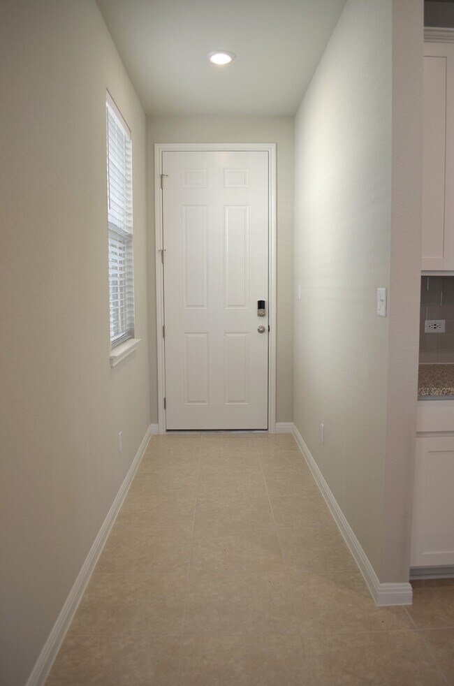 Foto del edificio - Beautiful, 1-story, 4 bed/ 2 full bath