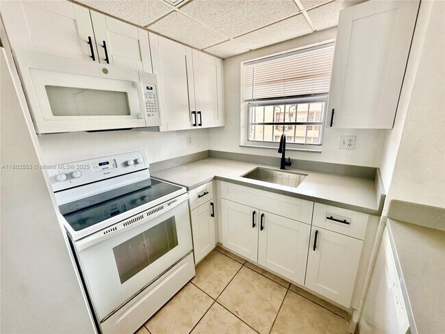Building Photo - 8889 Fontainebleau Blvd