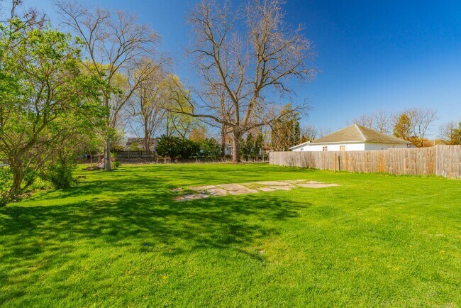 Foto del edificio - 427 Vernal Ave