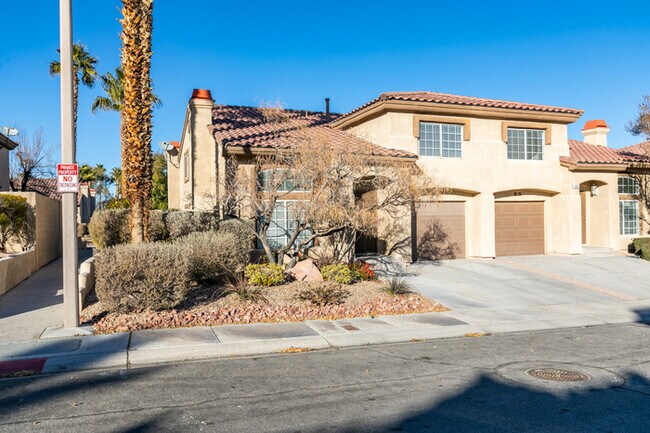 Foto del edificio - North Summerlin Townhouse with attached ga...