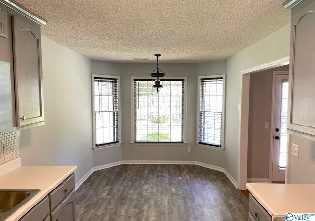 Building Photo - 124 Hollington Dr NE