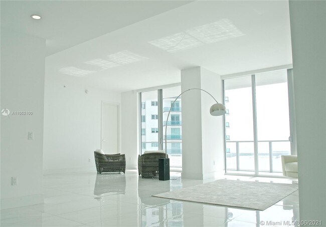 Building Photo - 1300 Brickell Bay Dr