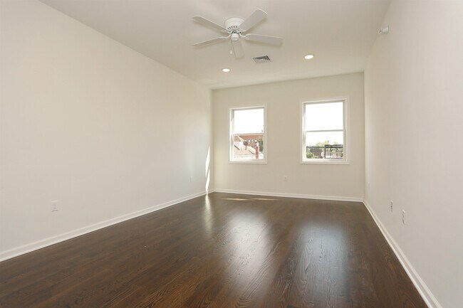 Building Photo - 331 71st St