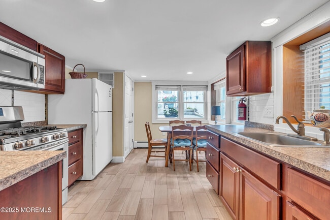 Building Photo - 418 1st Ave