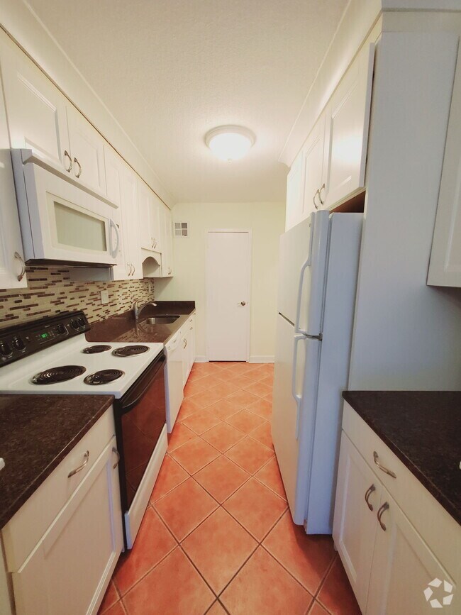 Building Photo - 44 Strawberry Hill Ave