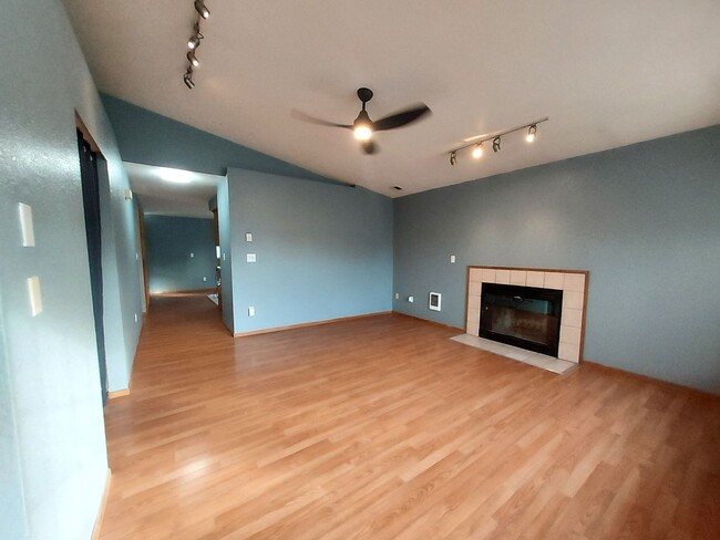 Building Photo - Available Now 3 bd 1.5 bath