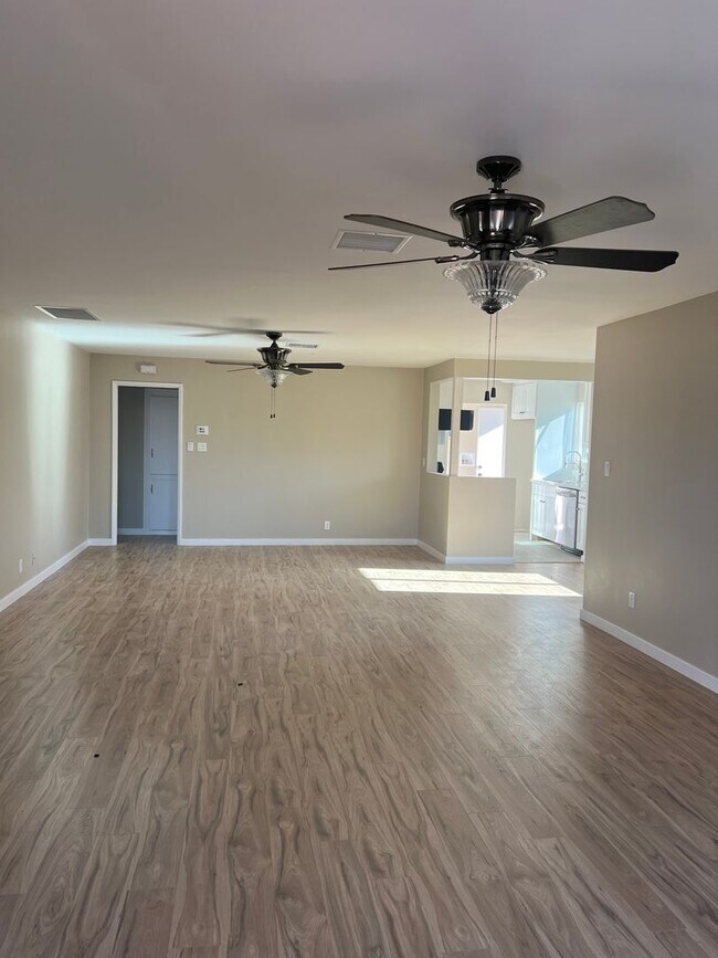 Building Photo - Newly Remodeled 3 bedroom 2 Bath Single St...