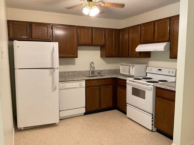 Building Photo - Large 2 bedroom rental with HEAT & HOT WAT...
