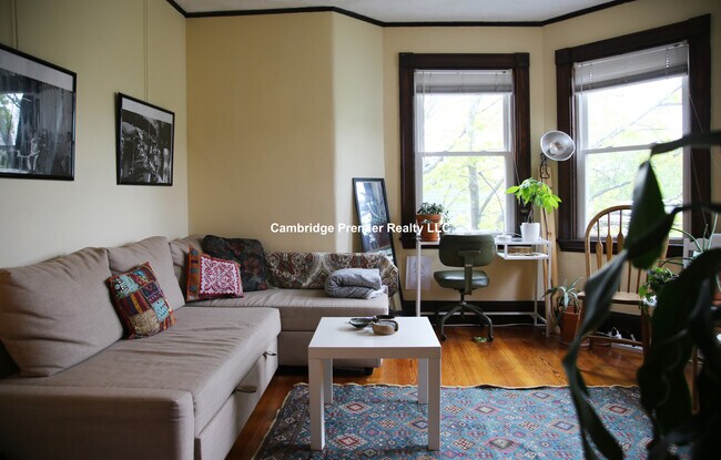 Building Photo - 35 Eustis St