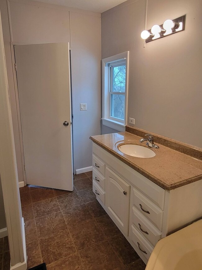 Foto del edificio - Charming and Peaceful Private Home with Granite Countertops & Wooded Views