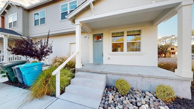 Foto del edificio - Beautiful 3 Bedroom 3 Full bath with 1 Car...
