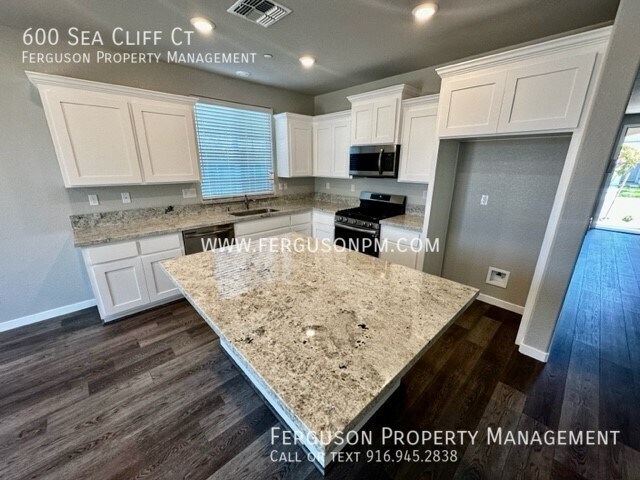 Foto del edificio - Brand New Three Bedroom Solar Home in West...