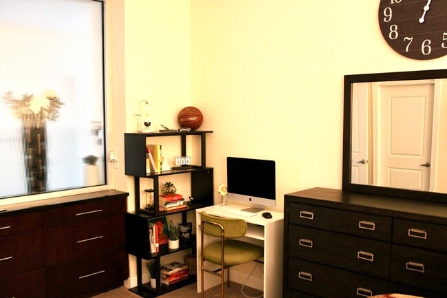 Foto del edificio - 201 N Elm St