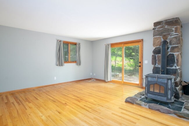 Building Photo - 3 bed/2 bath. Pet Friendly. Fenced Yard