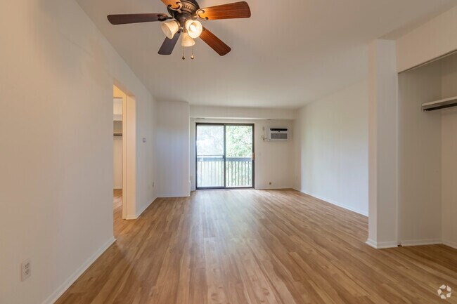 2 habitaciones, 1 baño - 750 pies cuadrados - 2.º piso - Sala de estar/comedor - Knob Pines Apartments