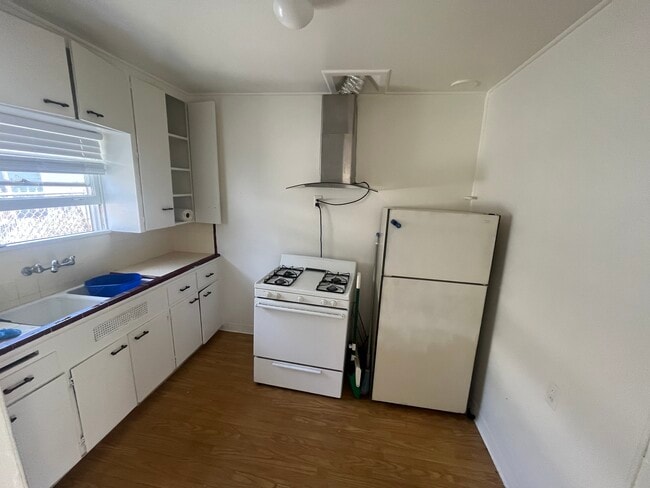 Kitchen - 3852 College Ave