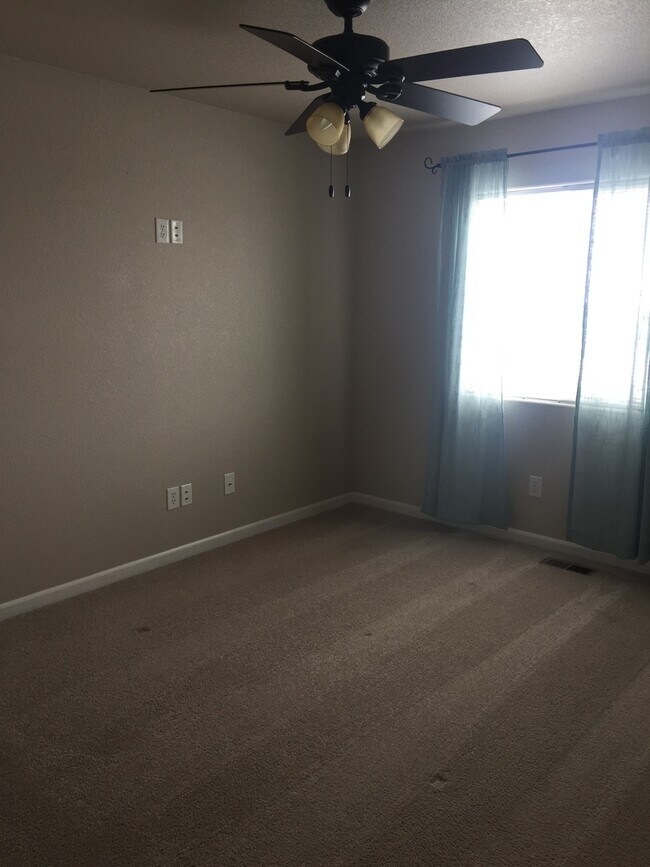 Building Photo - 3 BEDROOM 2.5 BATHROOM SADDLE RIDGE TOWNHOUSE