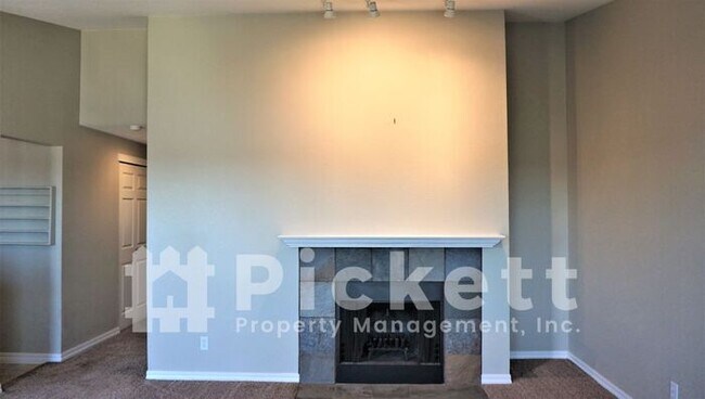 Building Photo - Top Floor 2 Bedroom Condo with a View!