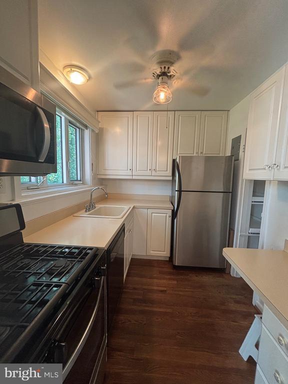 Foto del edificio - 10401 Montrose Ave