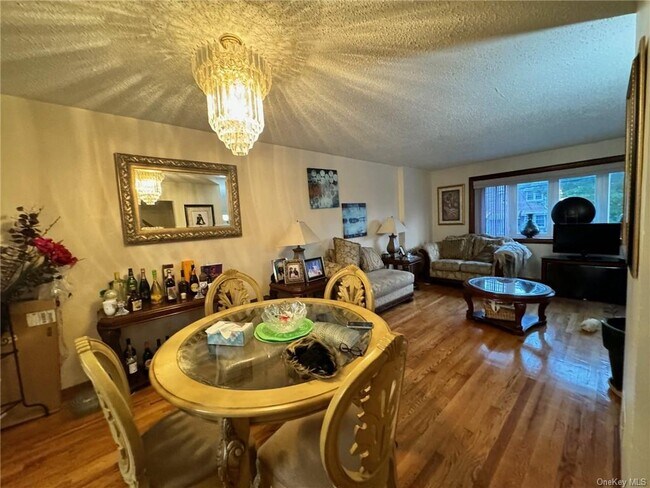 Foto del edificio - 1121 E 215th St