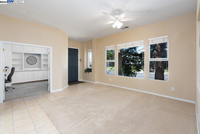 Building Photo - 1361 Crescent Dr