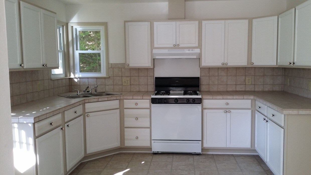 Primary Photo - 1021 N College St