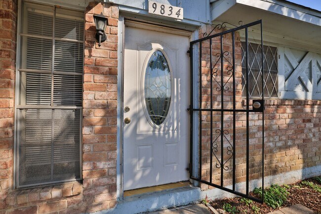 Foto del edificio - 9834 Denning Dr