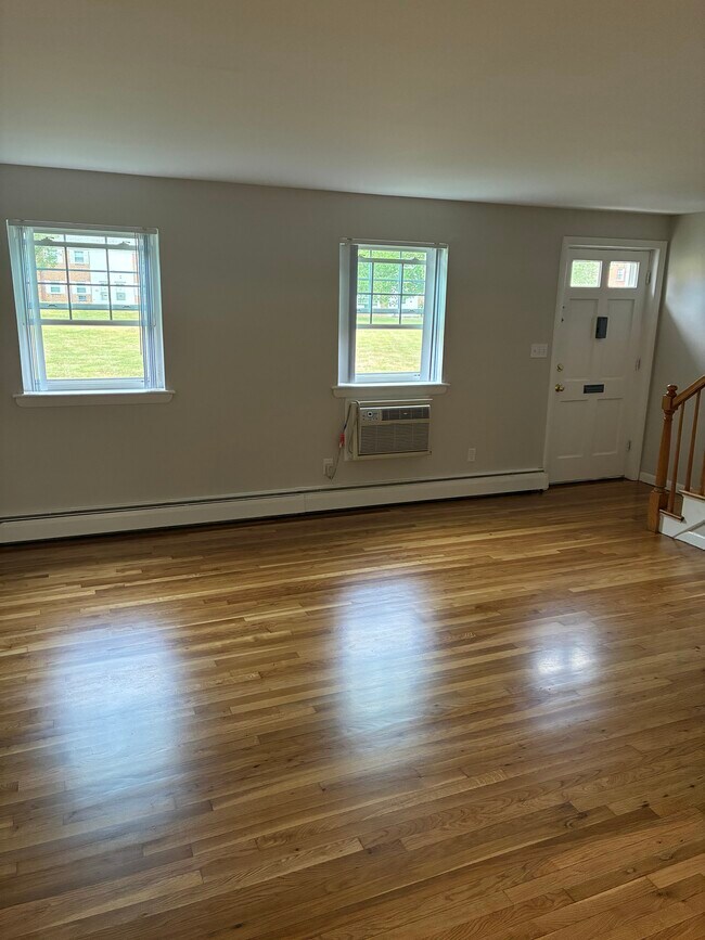 117 Sala de estar - Garden Style Apartments in a park like setting.