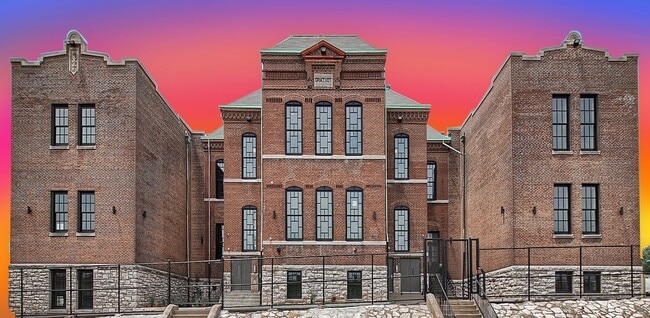 Building Photo - Cozy-Mod New-School Loft