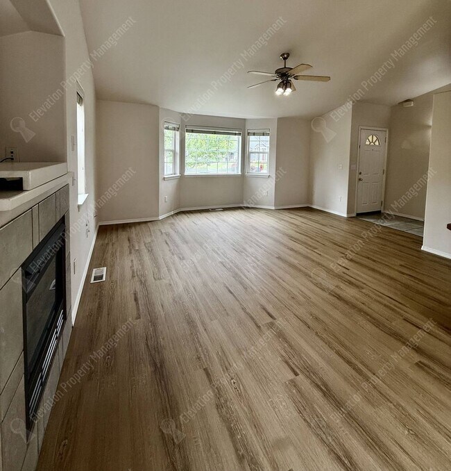 Building Photo - Single Level 3 BR in NE Bend with huge fenced yard!