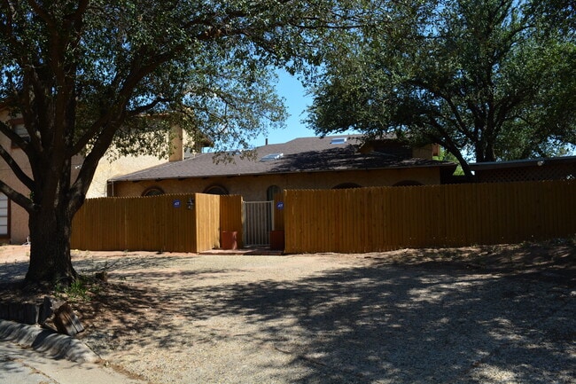 Building Photo - 2331 Siesta Ln