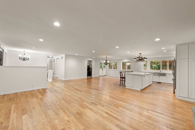 Building Photo - Beautiful & stunning 6-bed, 3-bath house in Edmonds for rent!