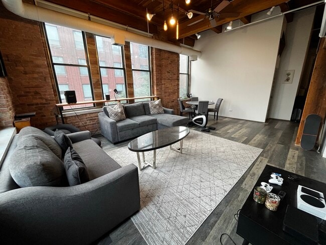 Building Photo - 331 S Peoria St