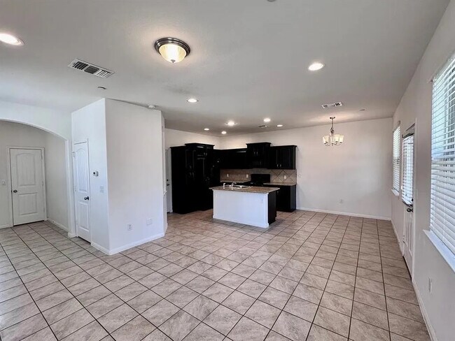 Foto del edificio - Room in Townhome on Zodiac Ln