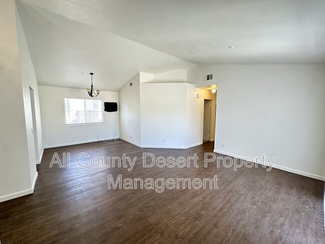 Building Photo - 13595 El Rio Ln