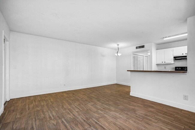 Building Photo - 1618 Meadows Cir W