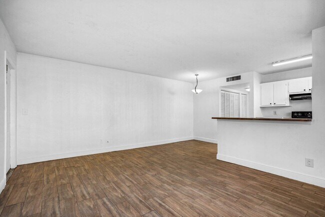 Foto del edificio - 1618 Meadows Cir W
