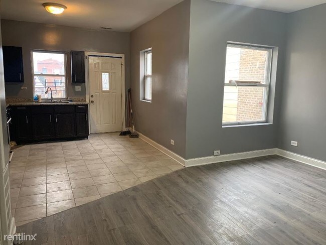 Foto del edificio - 1326 N Harding Ave