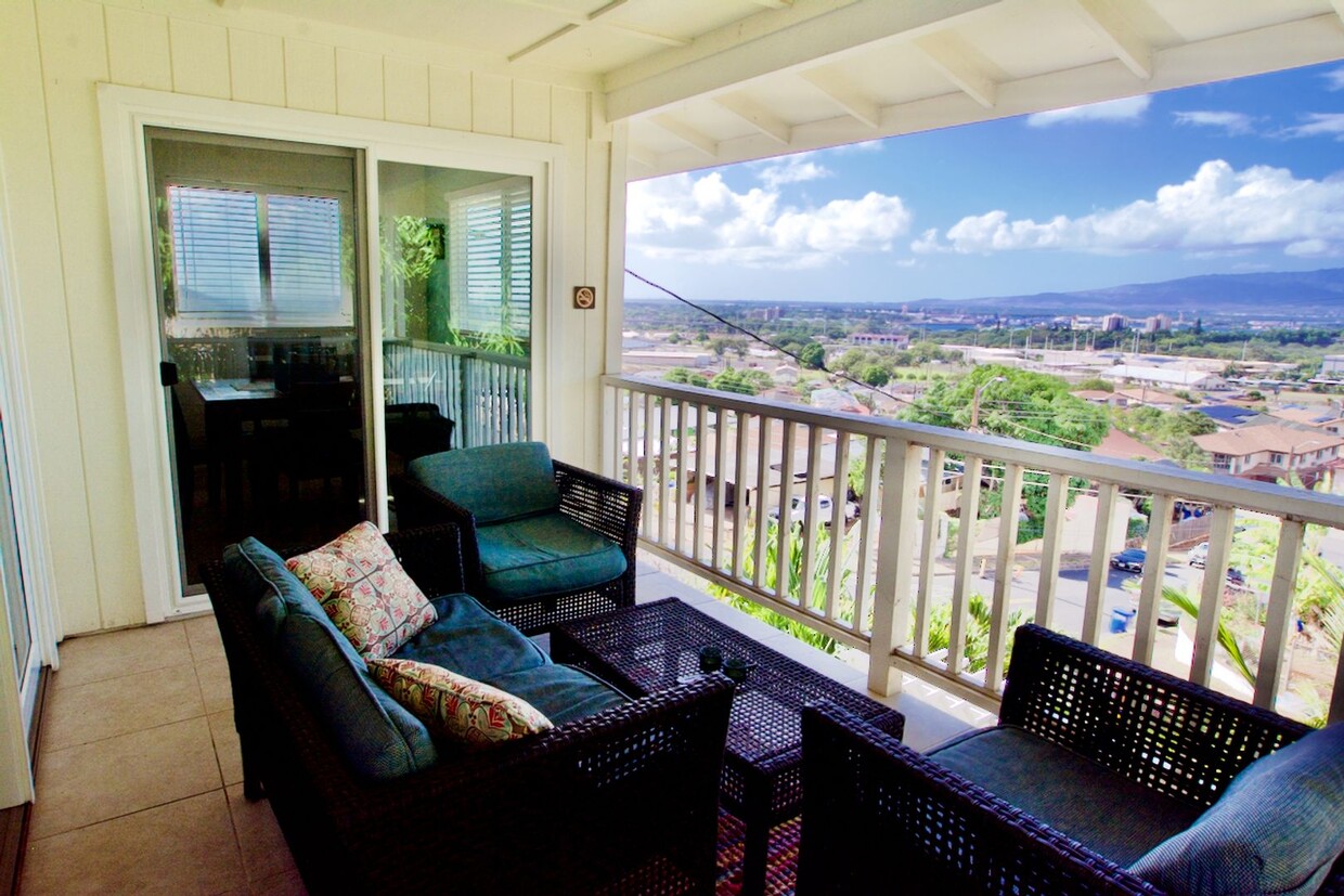 Foto principal - FULLY FURNISHED upstairs of duplex with AM...