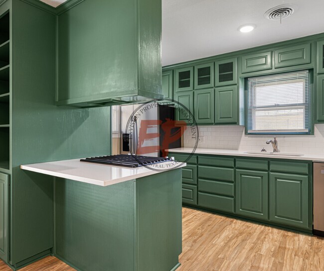 Building Photo - 817 Lawrence Dr