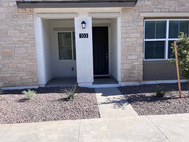 Foto del edificio - TOWN HOME WITH COMMUNITY POOL , GATED COMMUNITY in GILBERT!